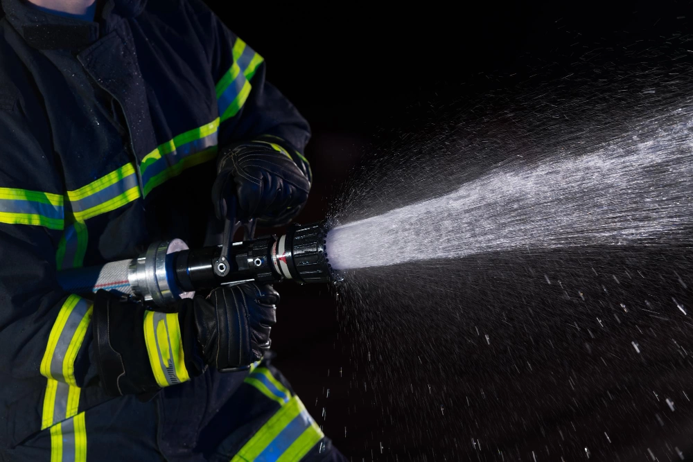 Bombero operando manguera